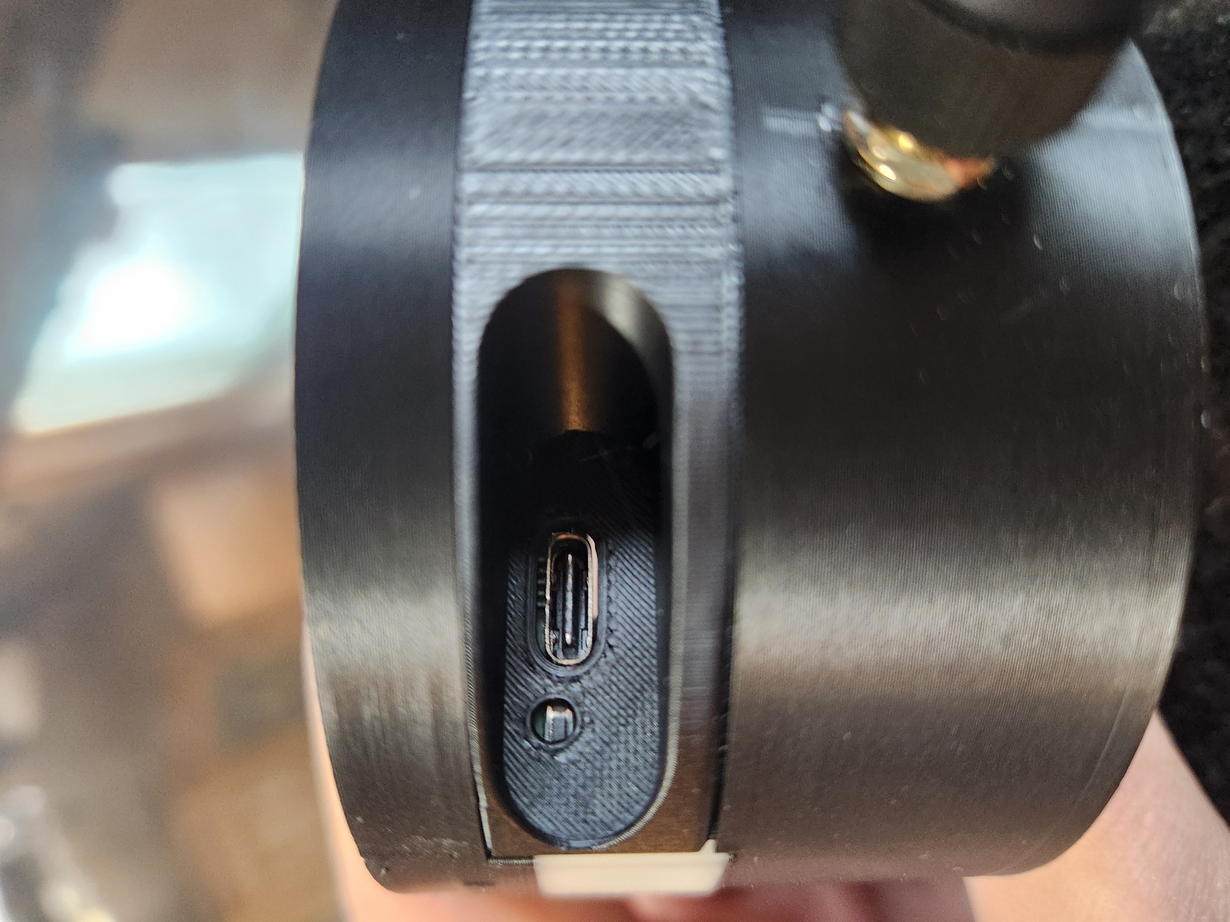 USB power port on back of device